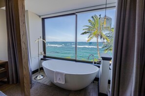 Suite (Amani) | Badkamer | Een hydromassagedouche,  milieuvriendelijk toiletgerief, een haardroger