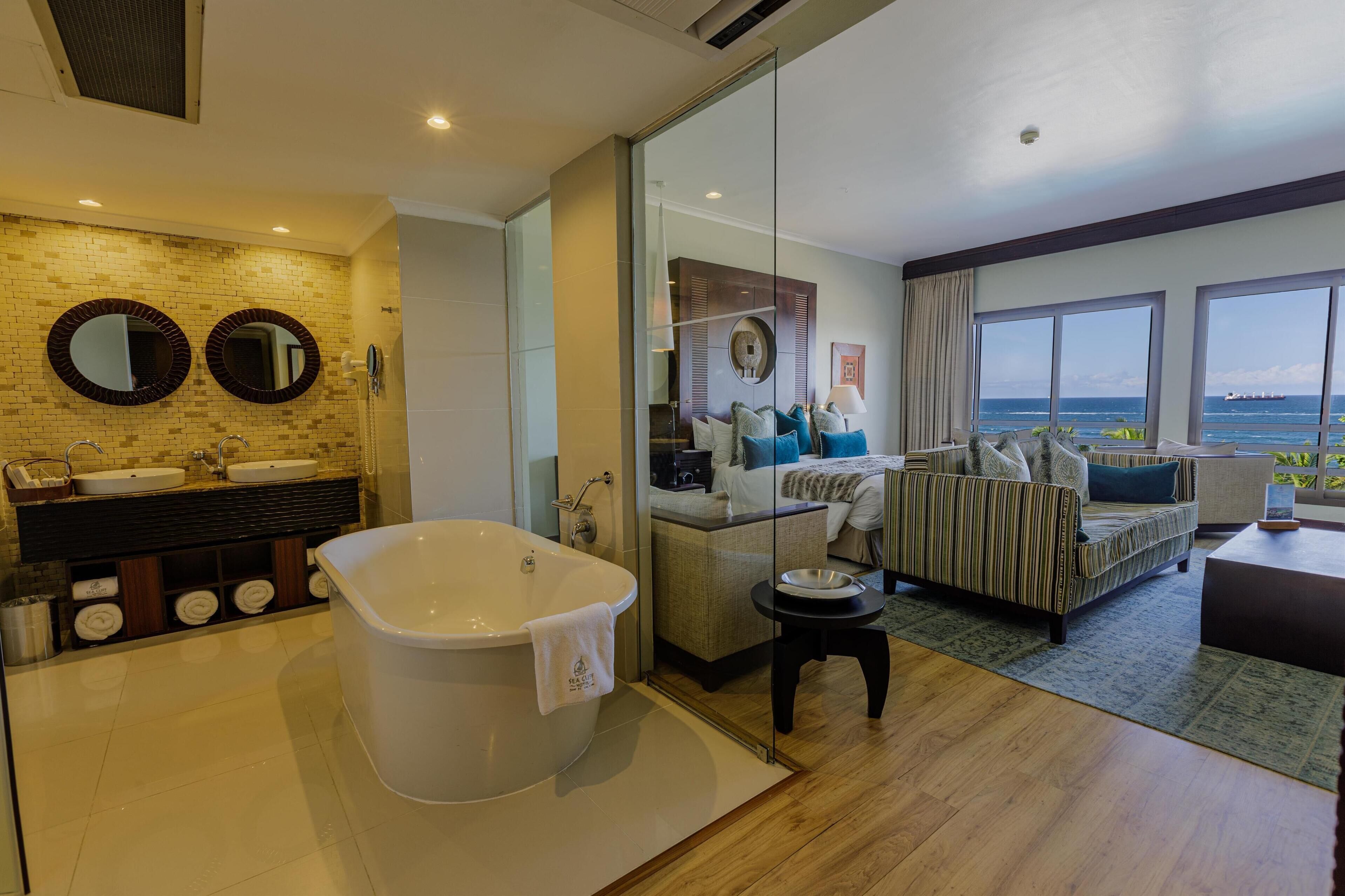 Executive suite | Badkamer | Een hydromassagedouche,  milieuvriendelijk toiletgerief, een haardroger