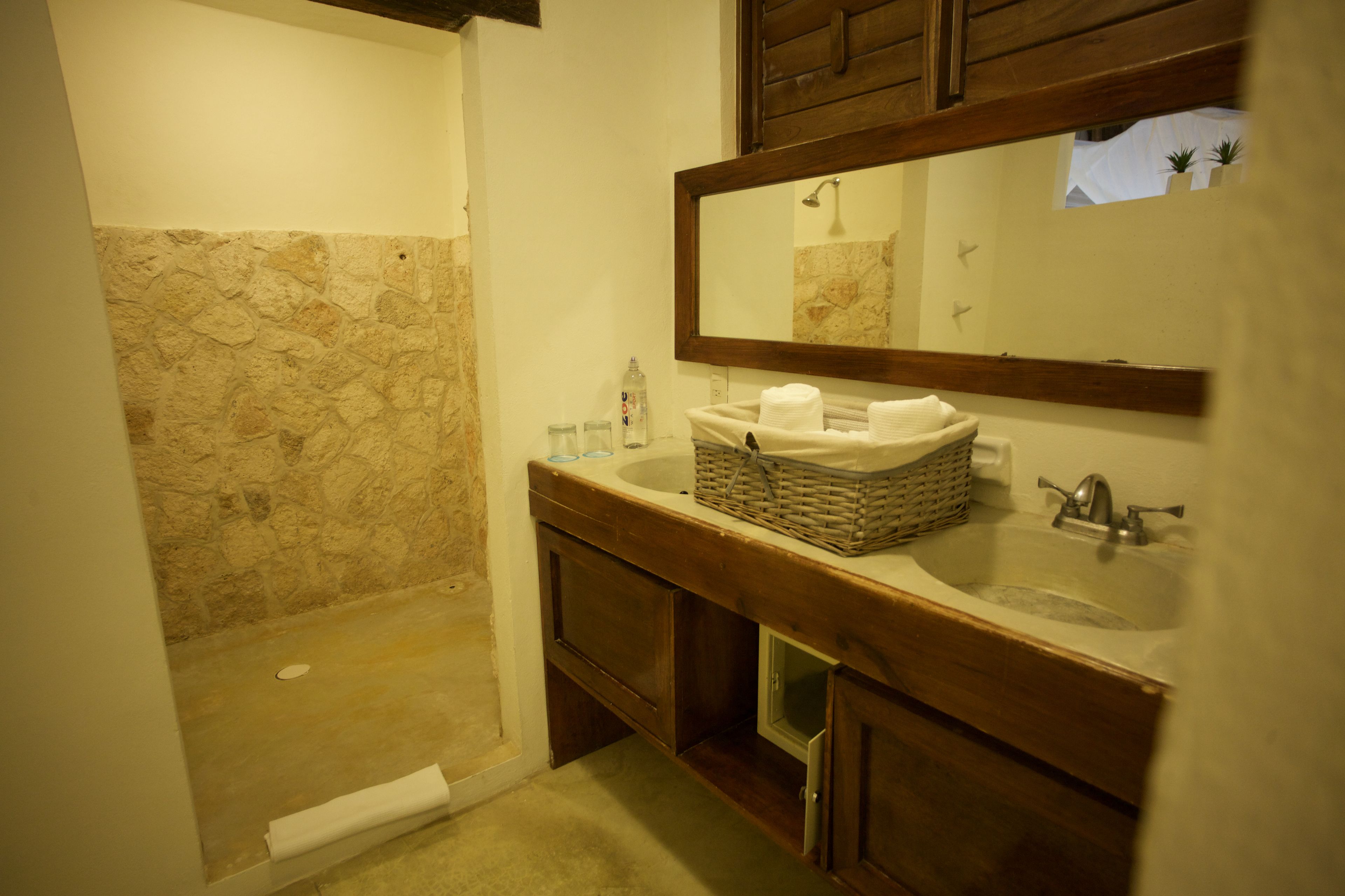 shower, rainfall showerhead, free toiletries, hair dryer