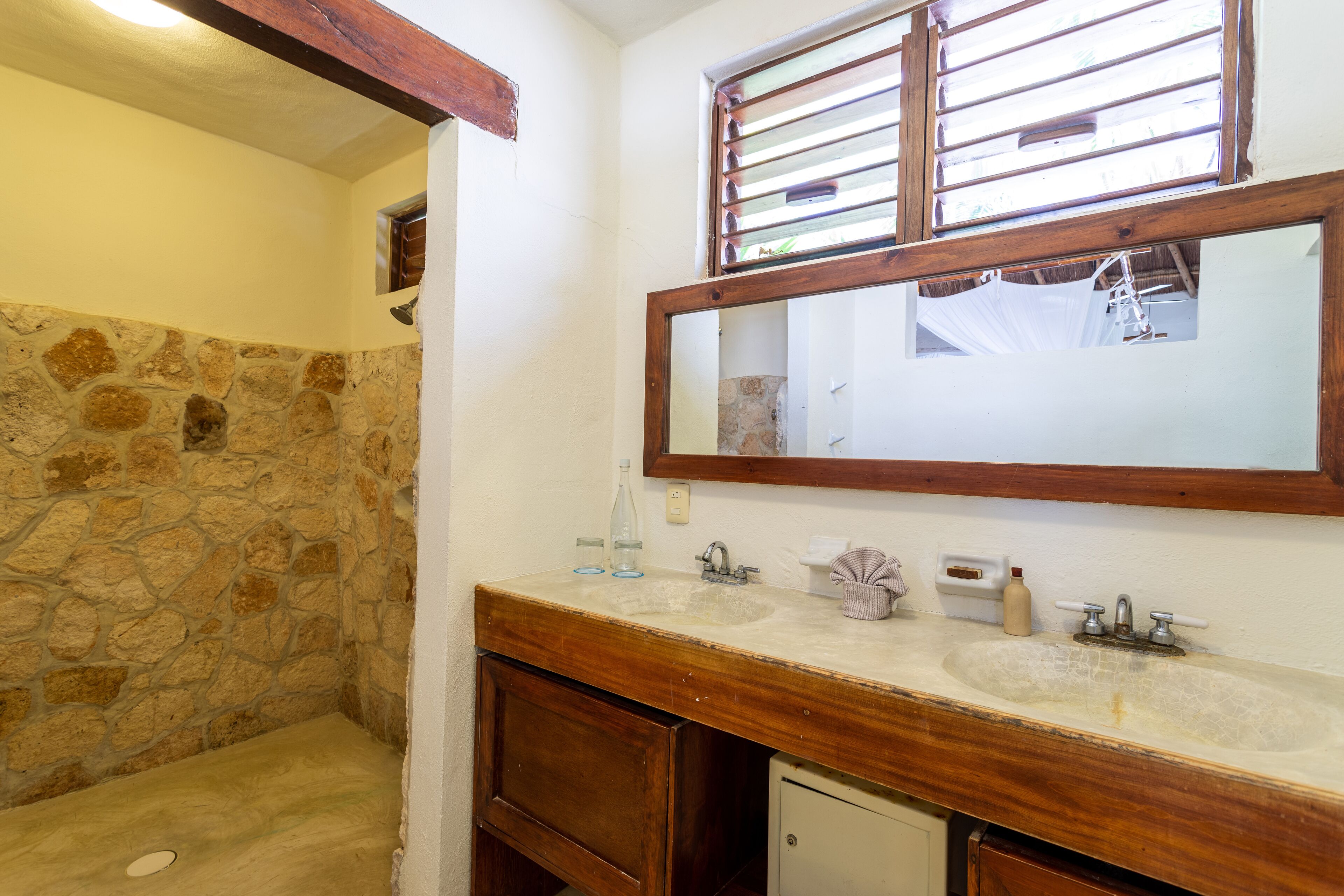 shower, rainfall showerhead, free toiletries, hair dryer