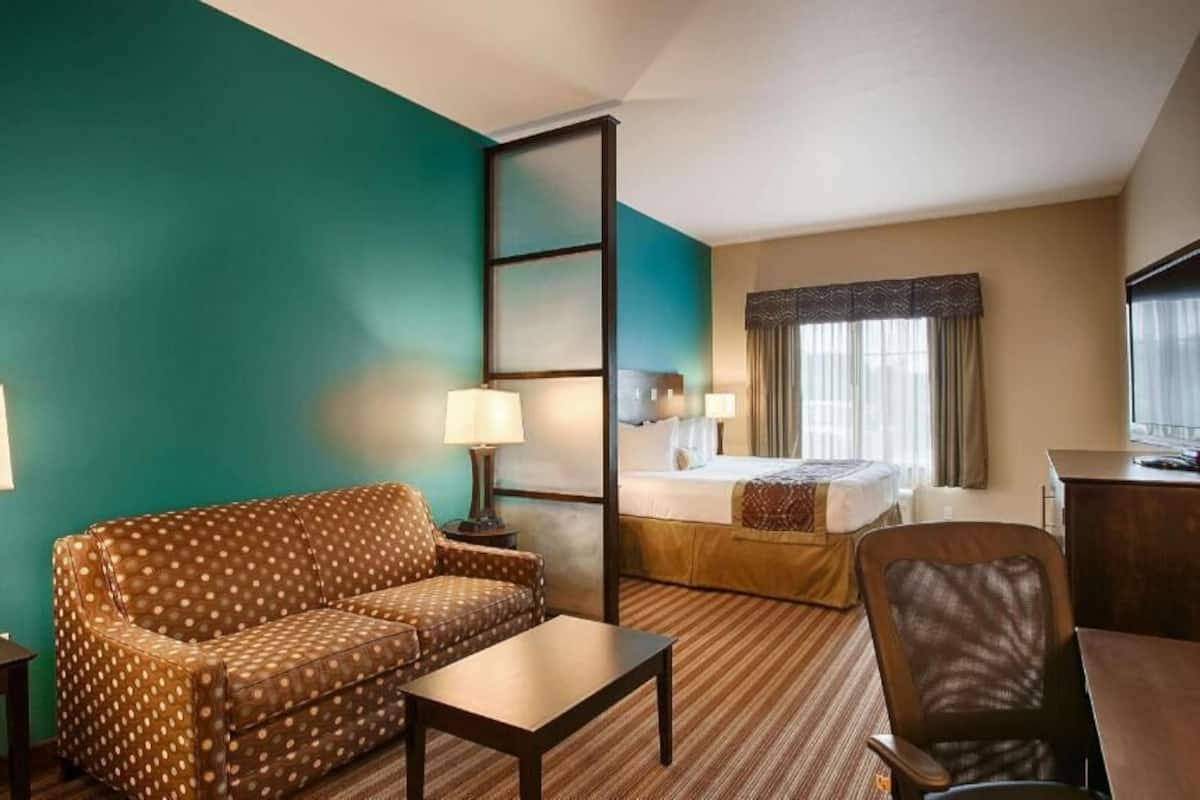 Desk, iron/ironing board, free WiFi, bed sheets