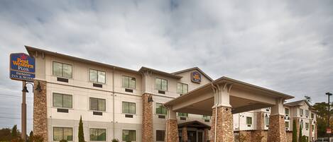 Un hotel Best Western Plus con un diseño moderno, que cuenta con una entrada cubierta y amplias ventanas.