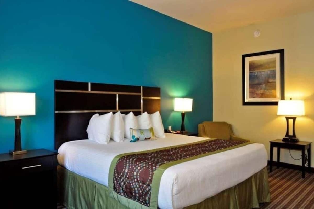 Desk, iron/ironing board, free WiFi, bed sheets