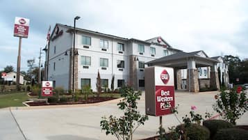 Un hotel Best Western Plus con diseño moderno, que cuenta con una entrada cubierta y varias ventanas.
