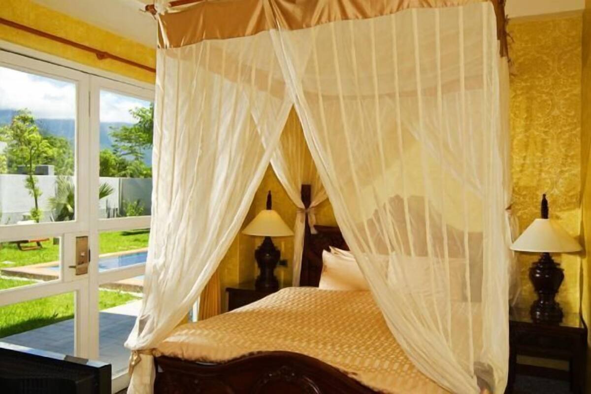 1 bedroom, down comforters, pillowtop beds, minibar