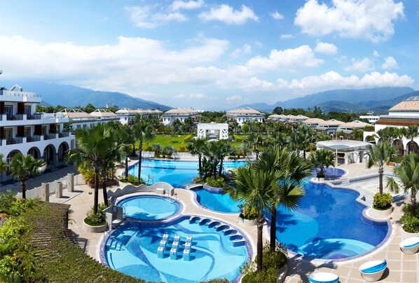 Außenpool, Liegestühle, Rettungsschwimmer vor Ort