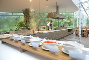 2 restaurantes, se sirve desayuno 