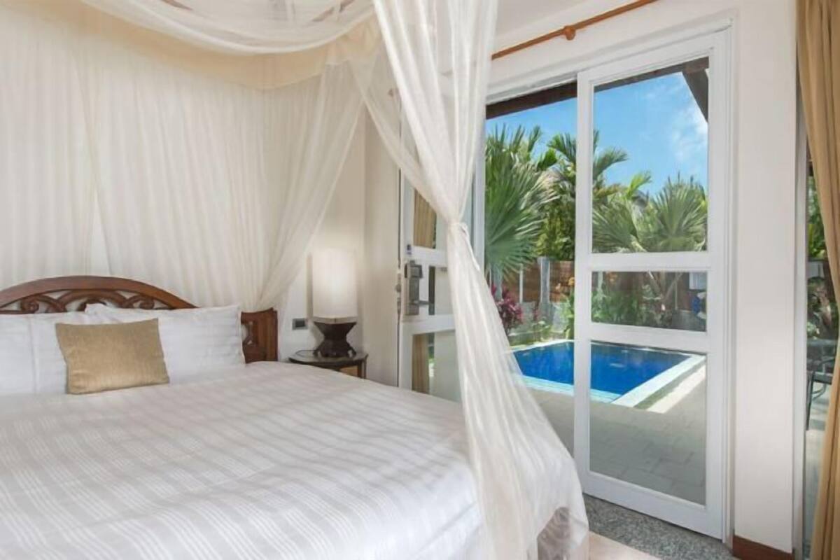 1 bedroom, down comforters, pillowtop beds, minibar