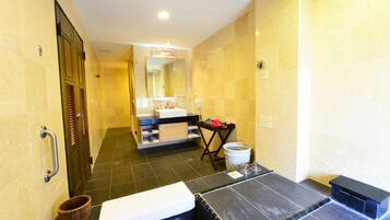 Villa Marquis, 2 king beds | Bathroom | Free toiletries, hair dryer, slippers, towels