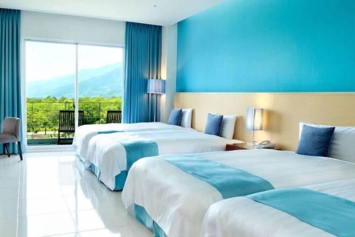 1 bedroom, down comforters, pillowtop beds, minibar