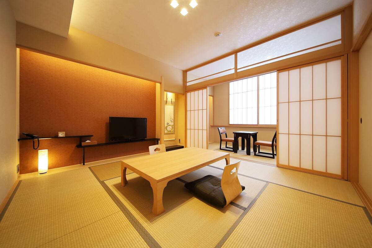 Rom – standard, delt bad (12 tatami mats) | Sengetøy av topp kvalitet, dundyner, safe på rommet og blendingsgardiner