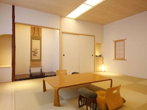 Suite de estilo japonés | Ropa de cama de alta calidad, edredones de plumas, caja fuerte
