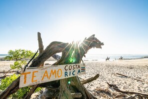 Beach nearby - Cafe Playa Negra (Veintisiete de Abril)