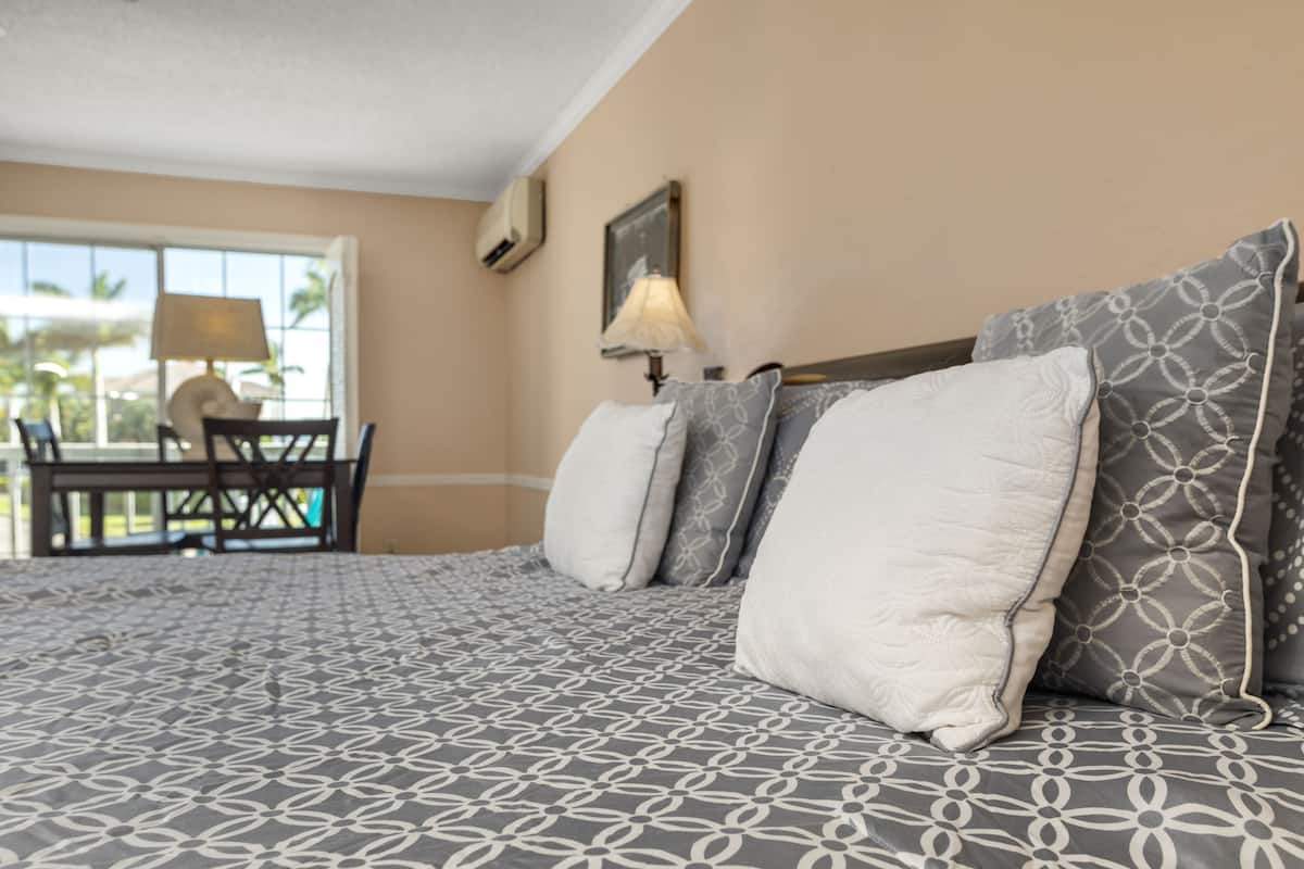 deluxe king room, non smoking | individually decorated, individually furnished, blackout curtains