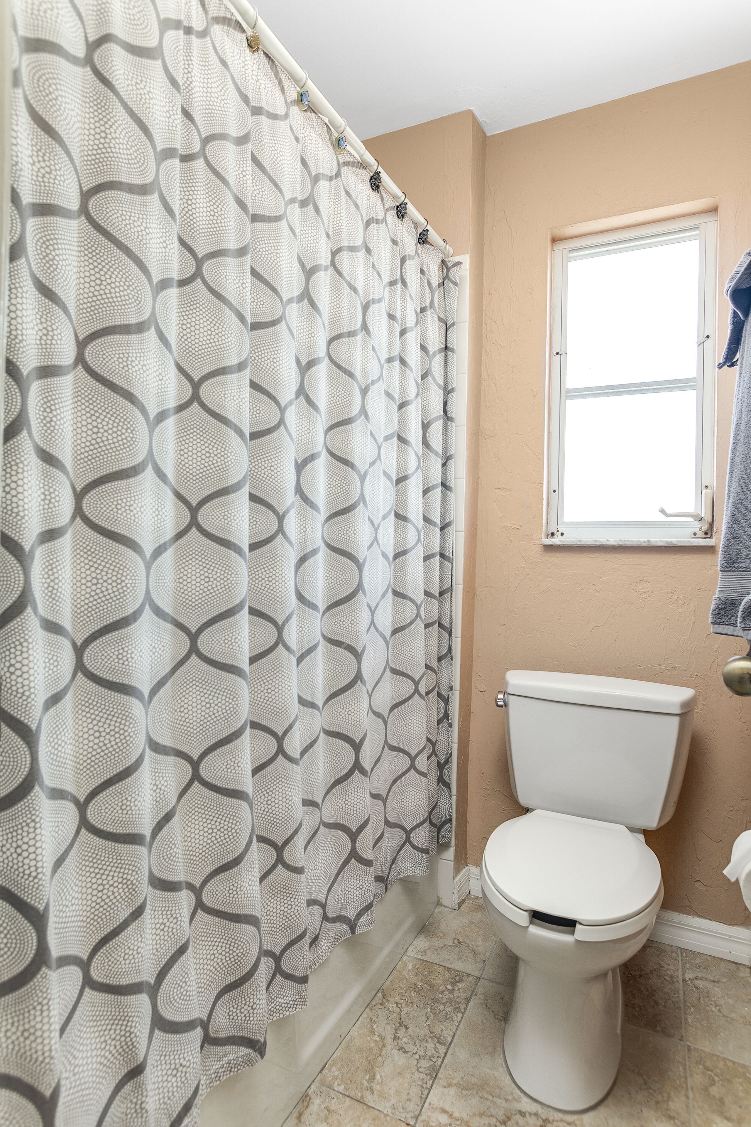 deluxe king room, non smoking | bathroom | hair dryer, towels