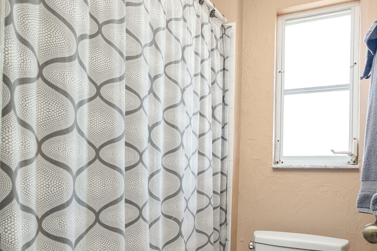 deluxe king room, non smoking | bathroom | hair dryer, towels