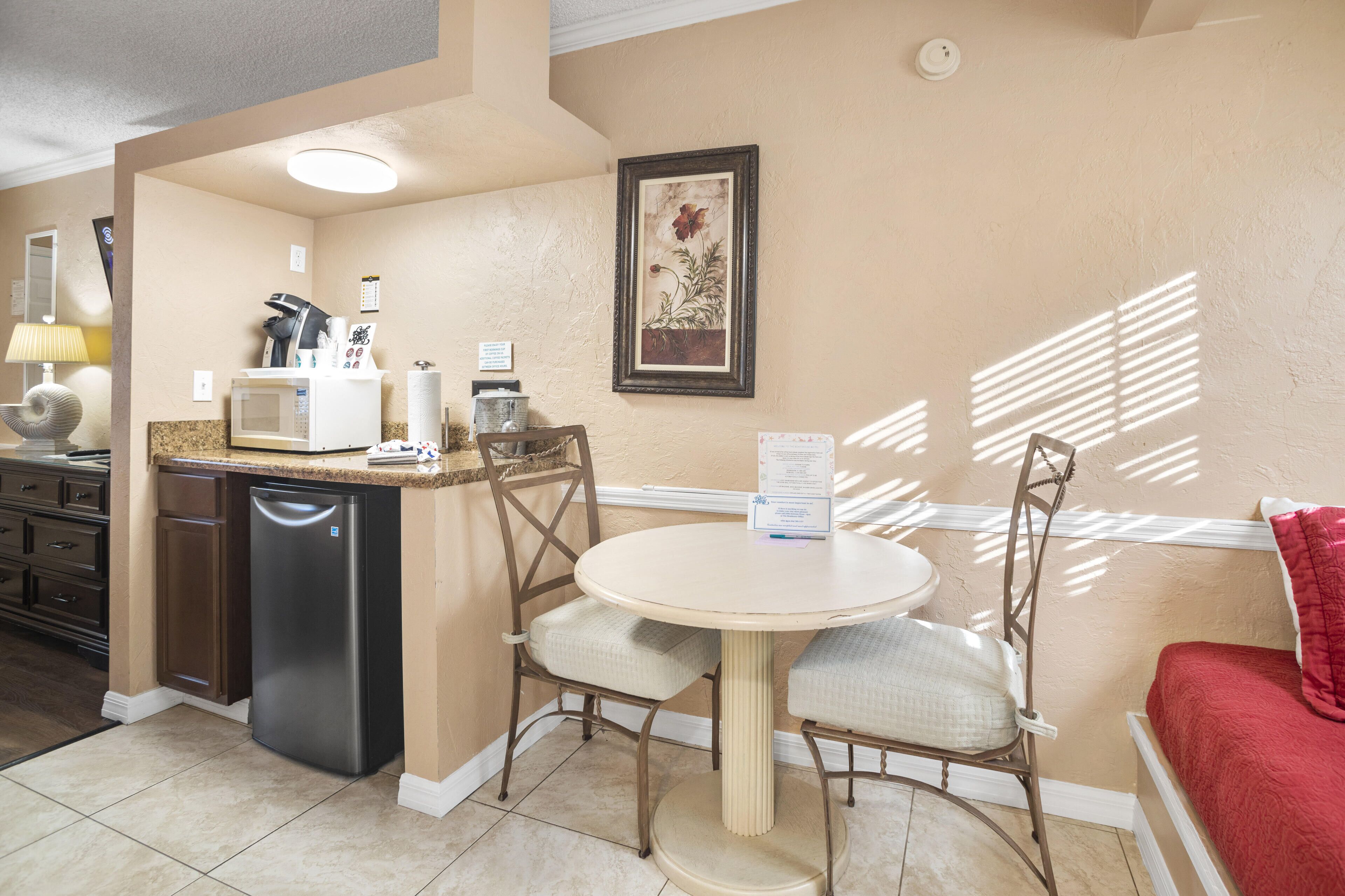 standard room, 1 king bed, non smoking | in-room dining