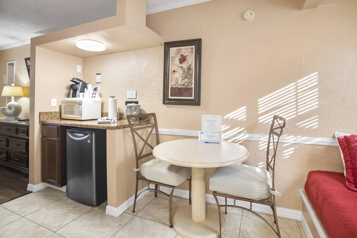 standard room, 1 king bed, non smoking | in-room dining