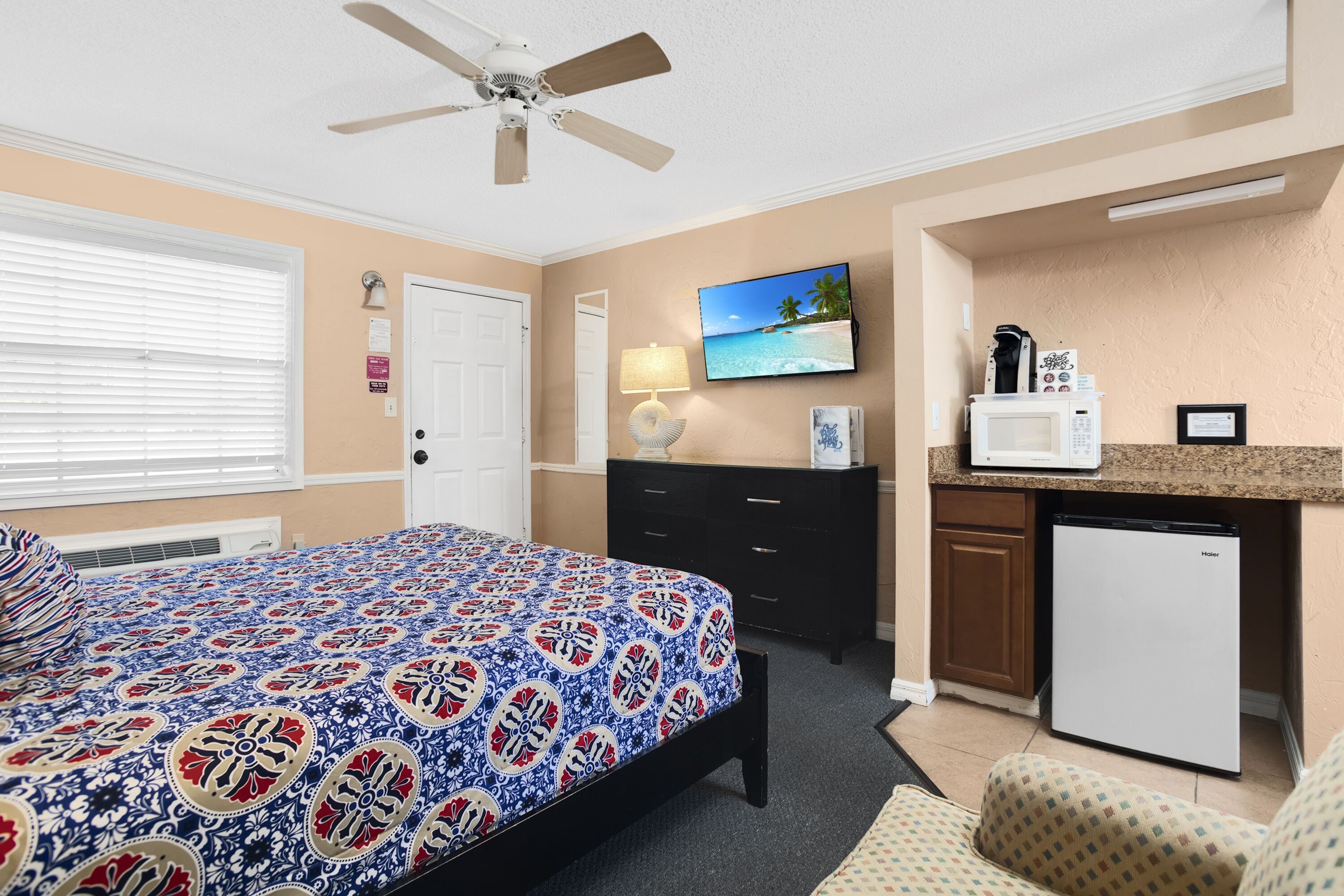 standard room, 1 queen bed | individually decorated, individually furnished, blackout curtains