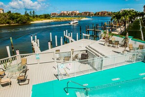 Outdoor pool, pool umbrellas, sun loungers - The Boat House (Marco Island)