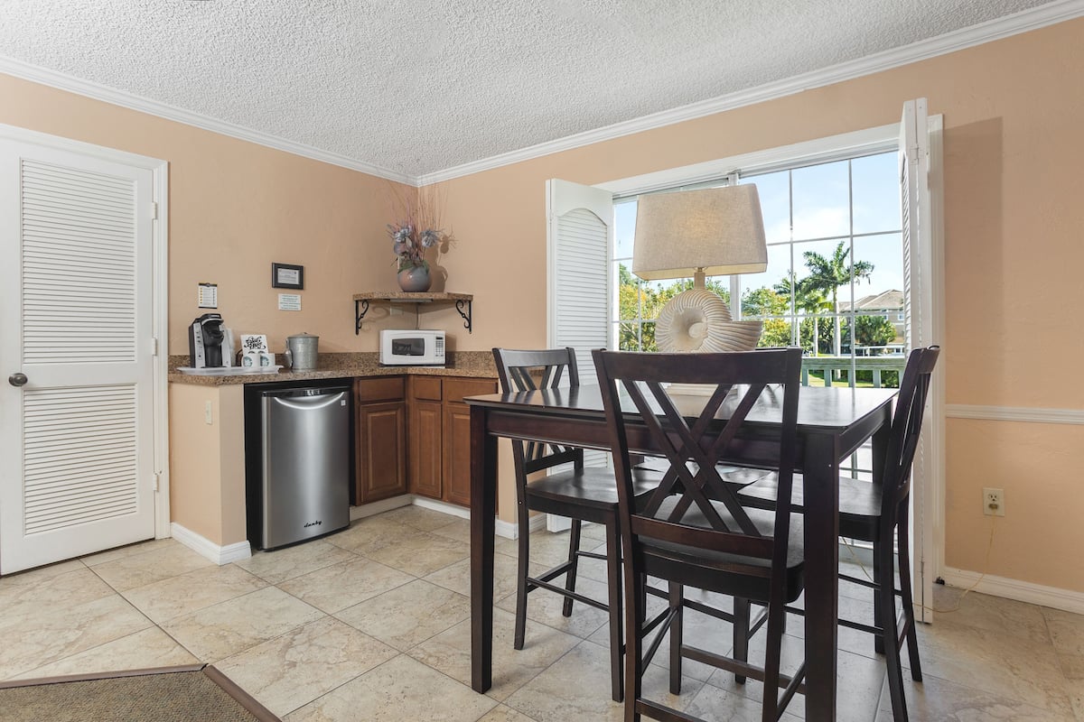 deluxe king room, non smoking | in-room dining