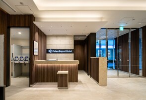 Edredones de plumas, colchones con acolchado adicional, cortinas opacas