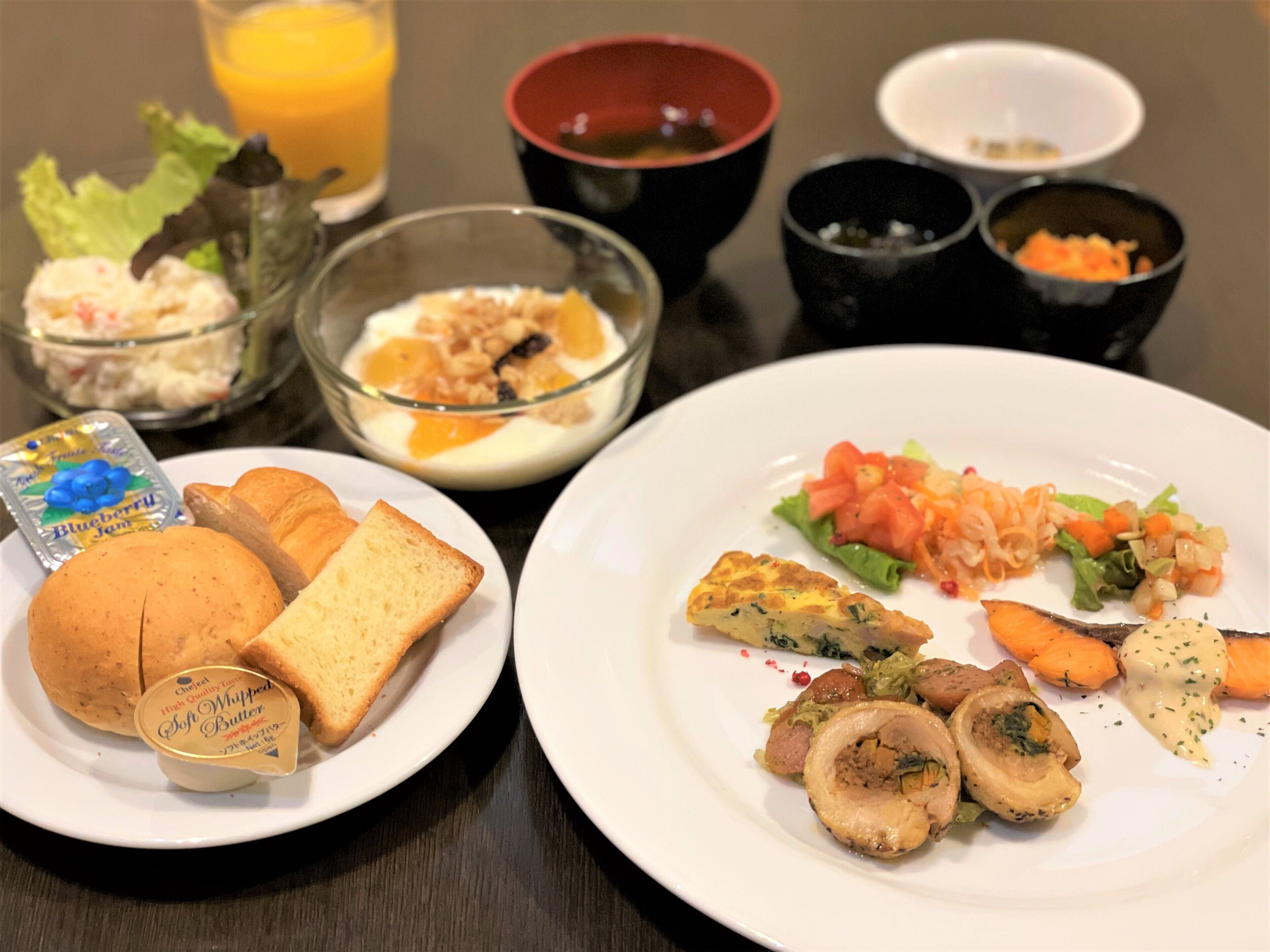 daily buffet breakfast (jpy 1300 per person)