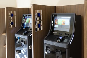 Zwei Selbstbedienungskioske mit Kartenakzeptanz und digitalem Bildschirm.