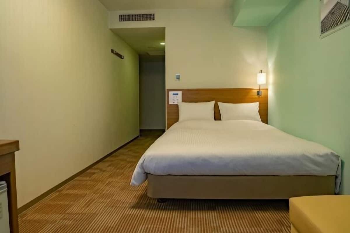 Edredón, camas con pillow-top, cortinas blackout y insonorización