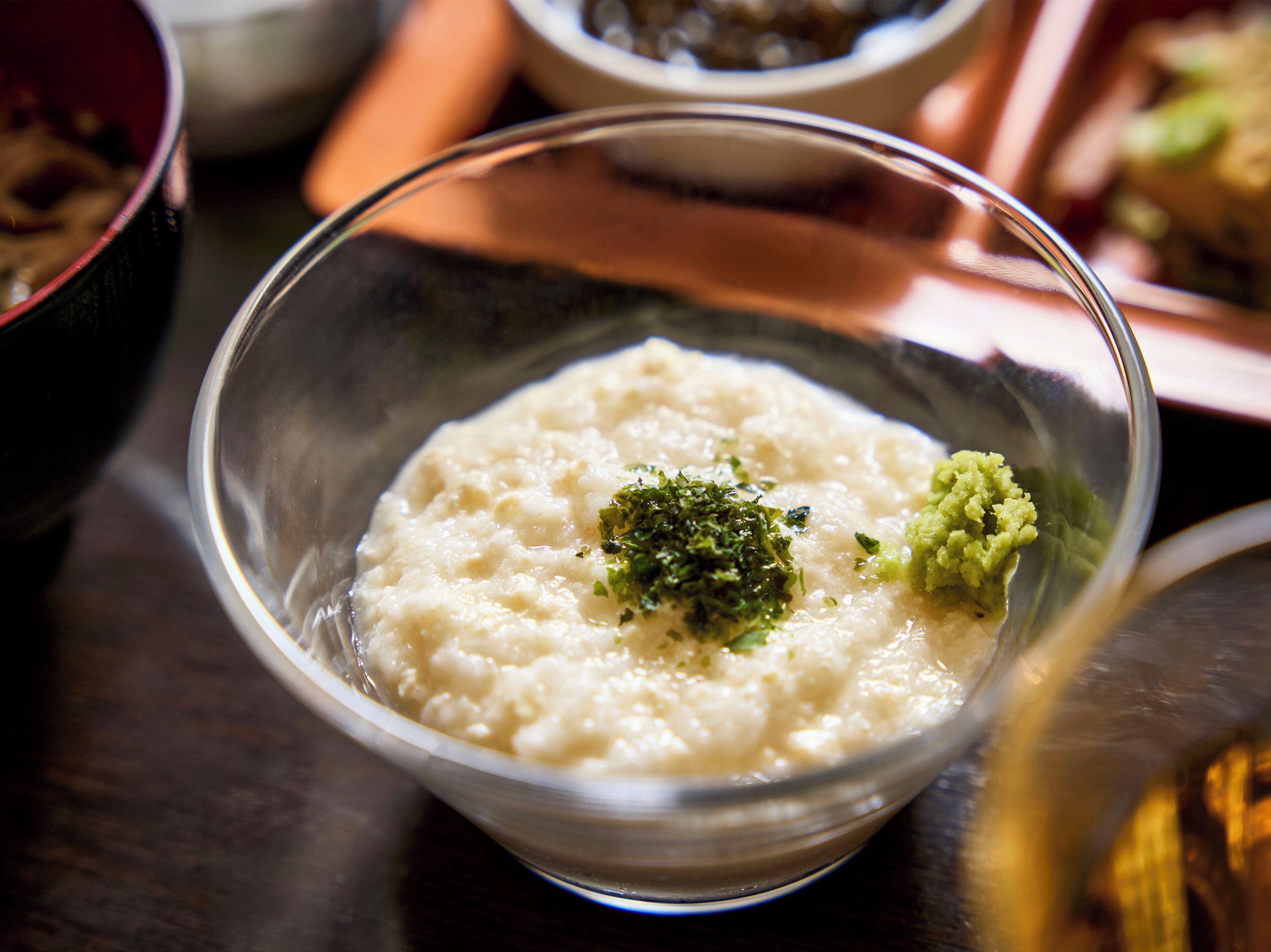 Un bol de bouillie de riz garnie d’herbes fraîches.