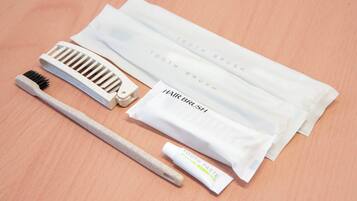 Un juego de cepillos y peine para el cabello sobre una superficie de madera.