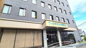 Un hôtel doté d’une façade moderne, de nombreuses fenêtres et d’une entrée bien visible.