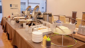 Un buffet proposant une variété de plats et d’accompagnements.