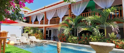 2 udendørs pools, åben fra kl. 08.00 til kl. 21.00, liggestole