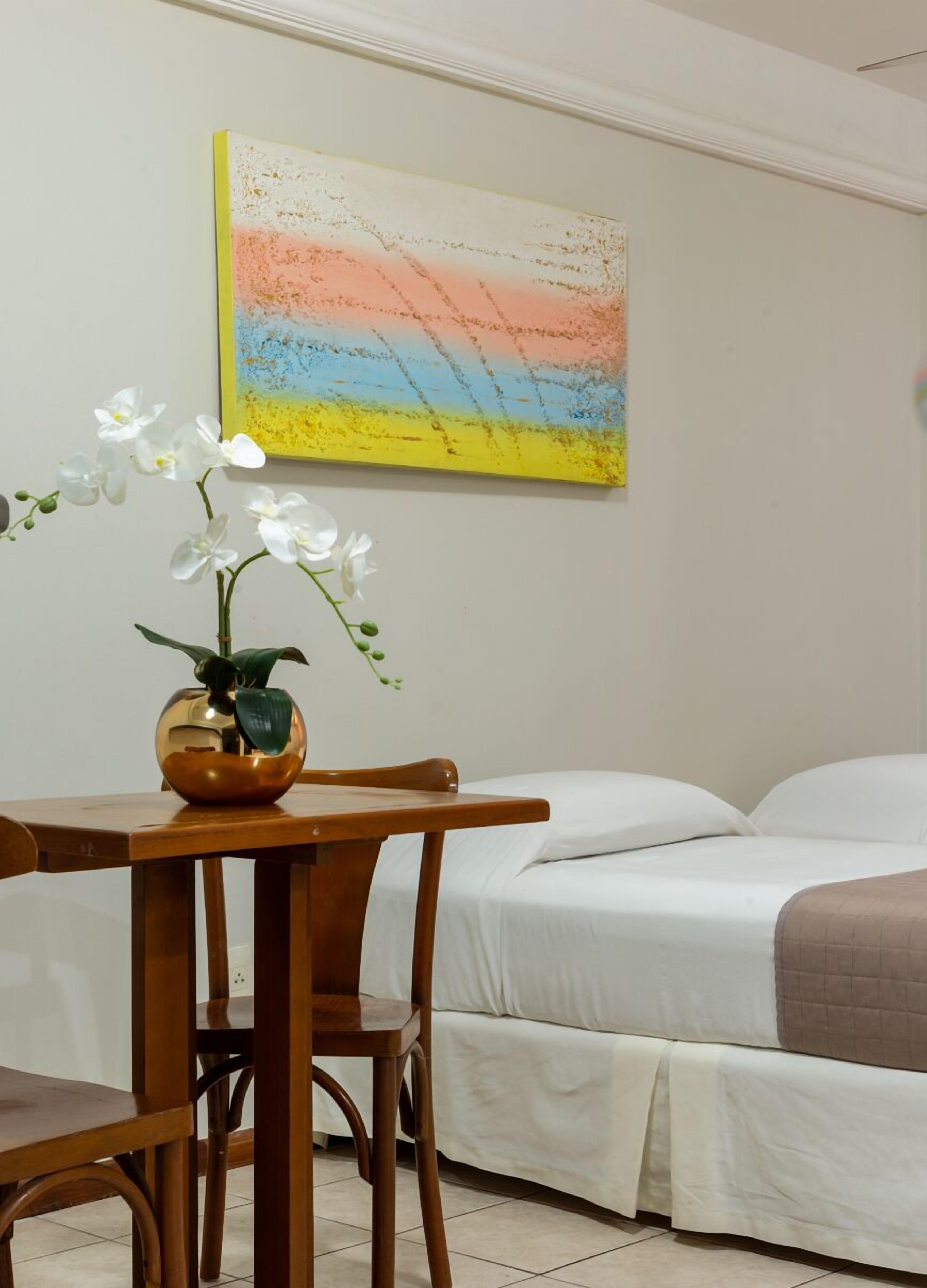 Minibar, wifi gratis y ropa de cama 