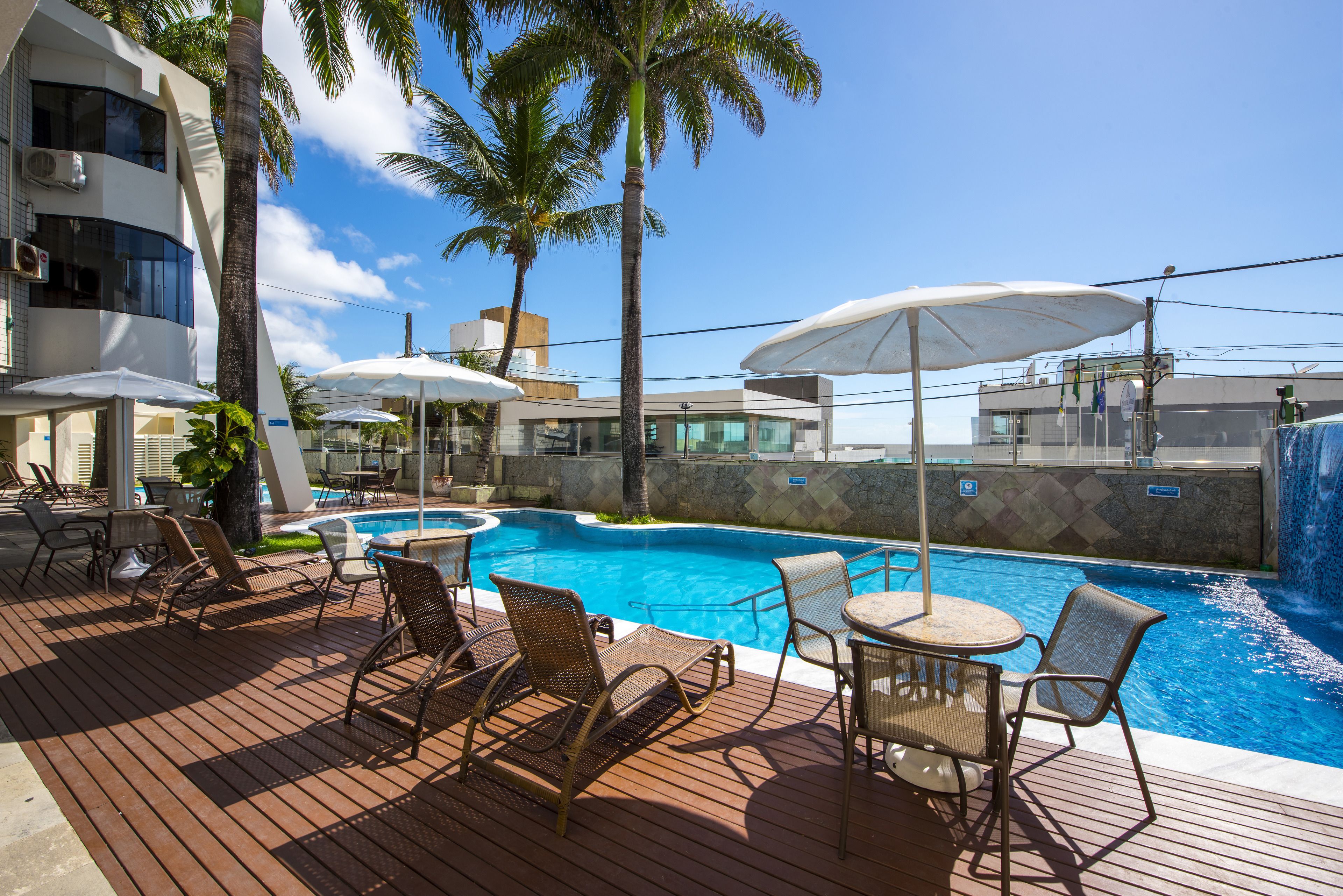 3 piscinas externas, espreguiçadeiras