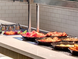 Petit déjeuner buffet (16 GBP par personne)