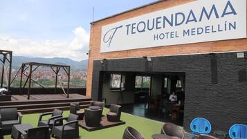 Hotel Tequendama Medellín mit Außenbereich und Blick auf die Stadt.