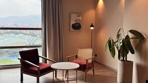 Studiosuite – deluxe, 1 kingsize-seng | Dundyner, minibar, safe på rommet og skrivebord