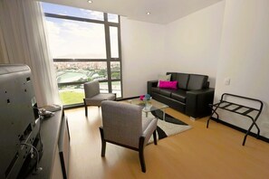 Dobbeltrom – junior, 1 kingsize-seng | Dundyner, minibar, safe på rommet og skrivebord