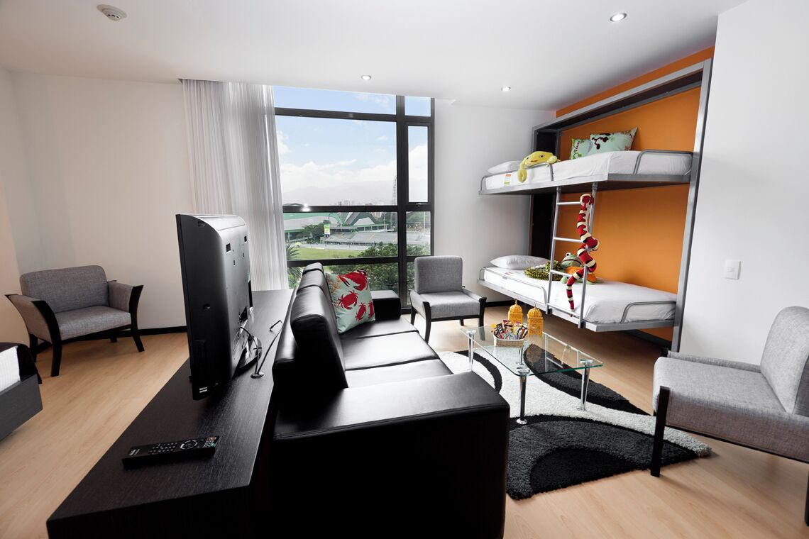 高级四人房, 多张床 | 羽绒被、迷你吧、客房内保险箱、办公桌