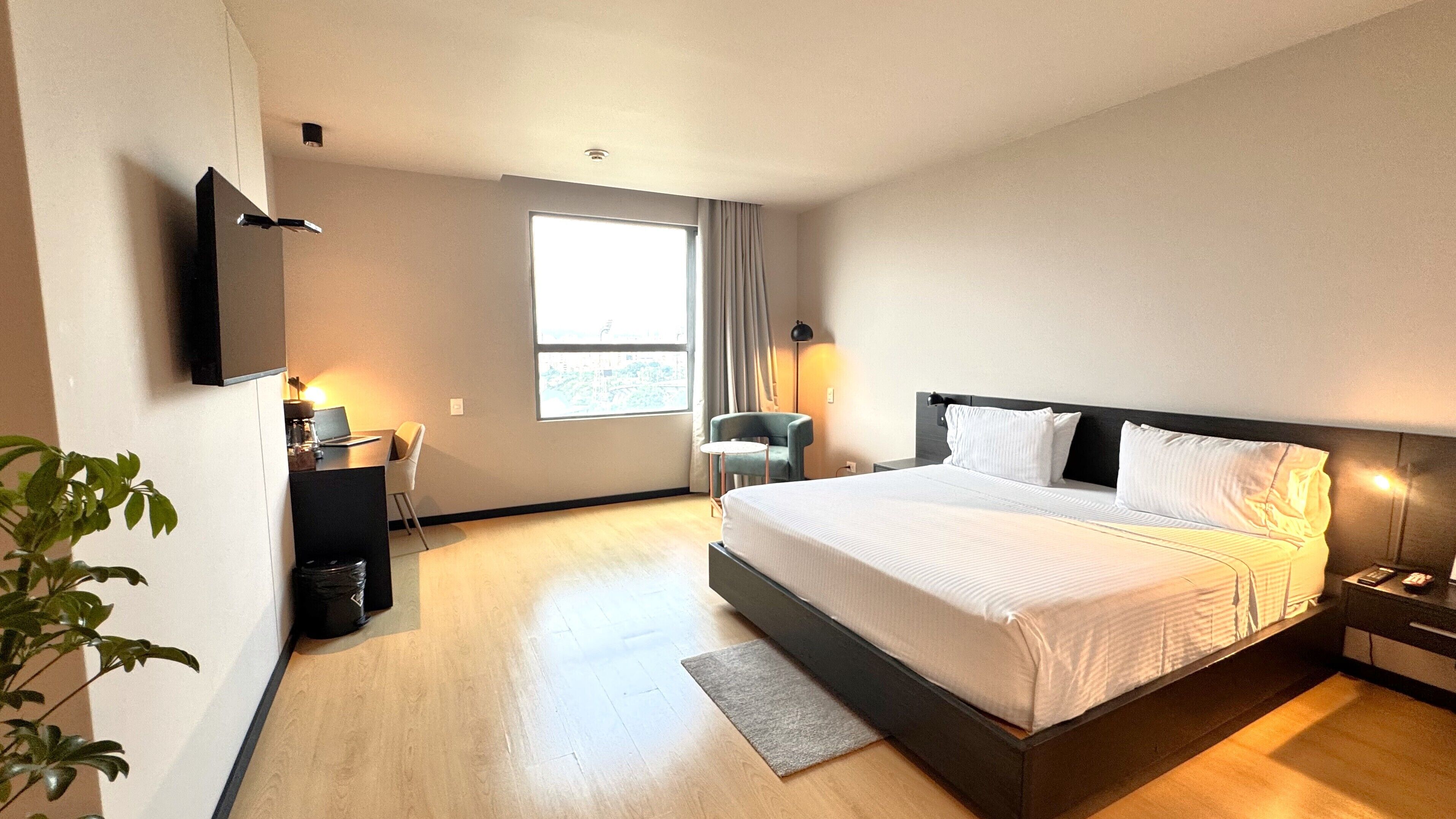 华丽双人房, 1 张大床 | 羽绒被、迷你吧、客房内保险箱、办公桌