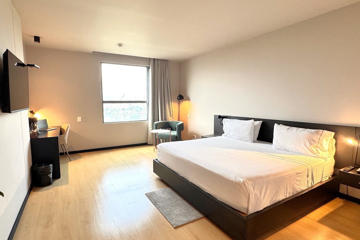 Deluxe tweepersoonskamer, 1 queensize bed | Donsdekens, een minibar, een kluis op de kamer, een bureau