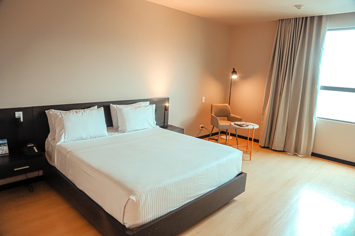Superior tweepersoonskamer, 1 queensize bed | Donsdekens, een minibar, een kluis op de kamer, een bureau