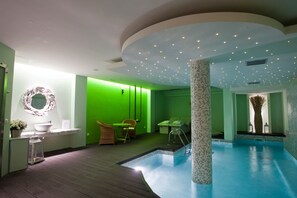 Salas de tratamiento para parejas, sauna y tina de hidromasaje