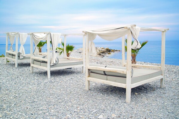 Plage, cabines gratuites, chaises longues, parasols