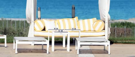 Piscine extérieure, parasols de plage, chaises longues