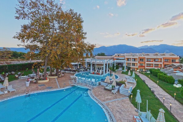 Outdoor pool, open 11:00 AM to 7:00 PM, pool umbrellas, pool loungers - Litohoro Olympus Resort Villas & Spa (Dio-Olympos)