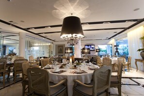 3 restaurants, dinner served, Greek cuisine