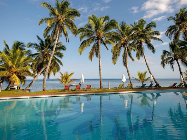 2 outdoor pools, pool loungers